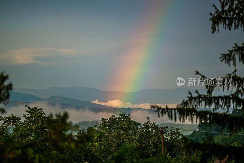 彩虹越过山脉和云层，Stara Planina或老山，塞尔维亚